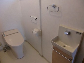 和式のトイレをLIXILのタンクレストイレサティスに交換 和式のトイレをLIXILのタンクレストイレサティスに交換